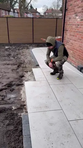 How to create a perfect cut in your patio #garden #gardentokgarden #gardentok #landscapersoftiktok #creatorsearchinsights  