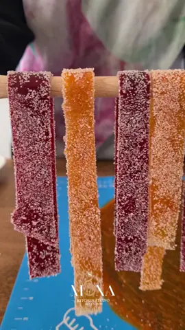 قمر الدين بس بالفواكه 😍 ورح يطلع اطيب من الجاهز  جربو اي نوع فاكهة بتحبوها (خوخ ، دراق، مانجا....  لكل كيلو من الفاكهة منضيف كوب من السكر . يترك بعد التقطيع منقوع بالسكر مدة نصف ساعة  ثم يوضع على النار لمدة ربع ساعة ونتخلص من القشوة اللي عالوجه . يطحن ويمد على صواني عليها سليكون أو مدهونة بقليل من الزيت . يشمس لحتى يصبح جاهز . يغلف بنايلون ويحفظ لسنة كاملة  وبالعافية ❣️