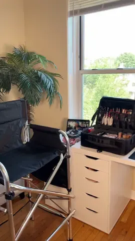 Set up with me for a glam session.  #makeupartist #makeupsetup #makeupkit #organization #chicagomakeupartist #illinoismakeupartist 