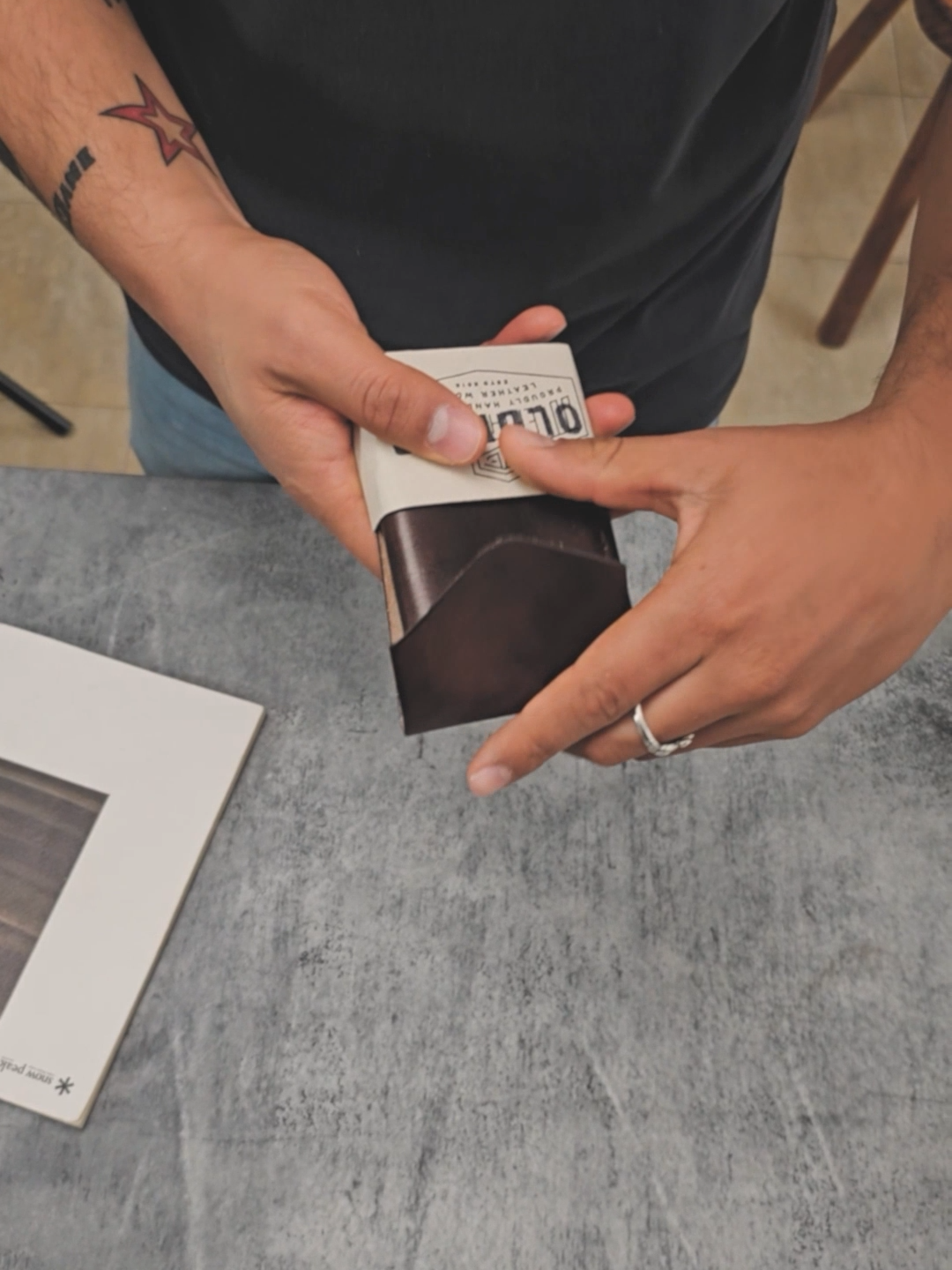 What are you waiting for to change your old wallet? #menswallet #leatherfashion #wallet #leather #leatherwork