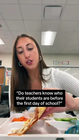 We know EVERYTHING 😈 #teacherlife #qanda #schoollunch #noellelovessloths 
