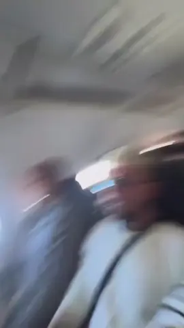 Uma passageira gravou momentos antes de tensão quando o avião em que estava sofria uma forte turbulência.#avaio #aviação #boeing #aeroporto #voo #viagem#Vinhedo #quedadeavião #acidenteaéreo 