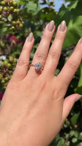 Meet Farah 🤩 She’s clean and classic with a little twist to keep it interesting - just how we like it! Deco-inspired NSEW double claw prongs bring a little something extra to Farah’s design. Band width: 2.1 mm Stone size shown: 10x7 mm/2 ct Stacks flush Like what you see, but want to make some changes? Check out our custom and bespoke page on the website for more information on designing a one-of-a-kind ring!