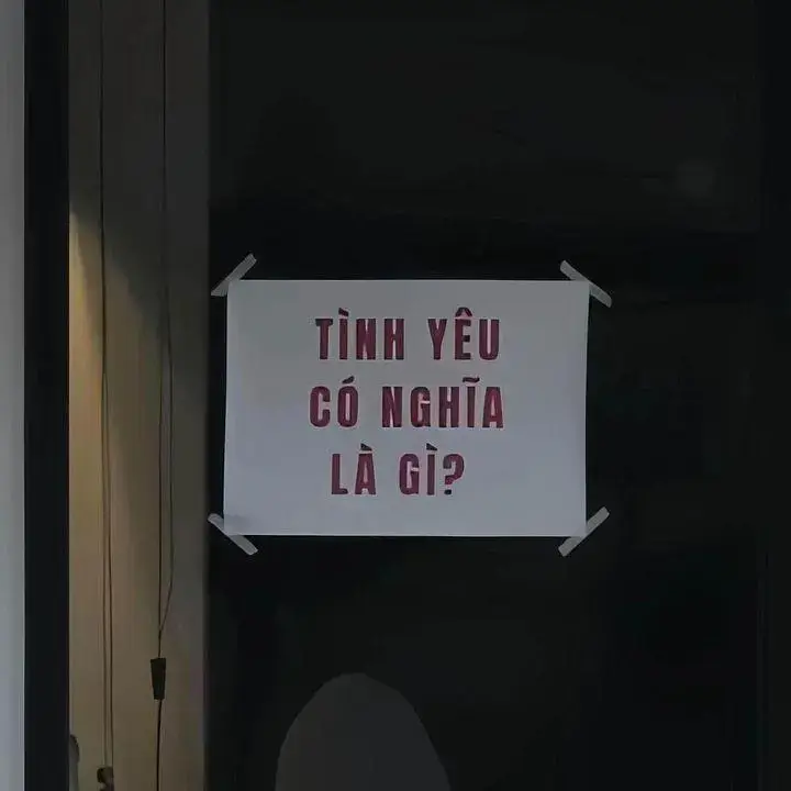 Có người từng hỏi mình rằng tình yêu có nghĩa là gì?  Nhưng mình không biết câu trả lời, cho đến hôm nay, nhìn tấm ảnh này, mình mới hiểu, thì ra tình yêu chỉ đơn giản là cùng nắm tay nhau và cùng nhau già đi... 📸: Yên Vũ cafe. #abcxyz #tinhyeu 