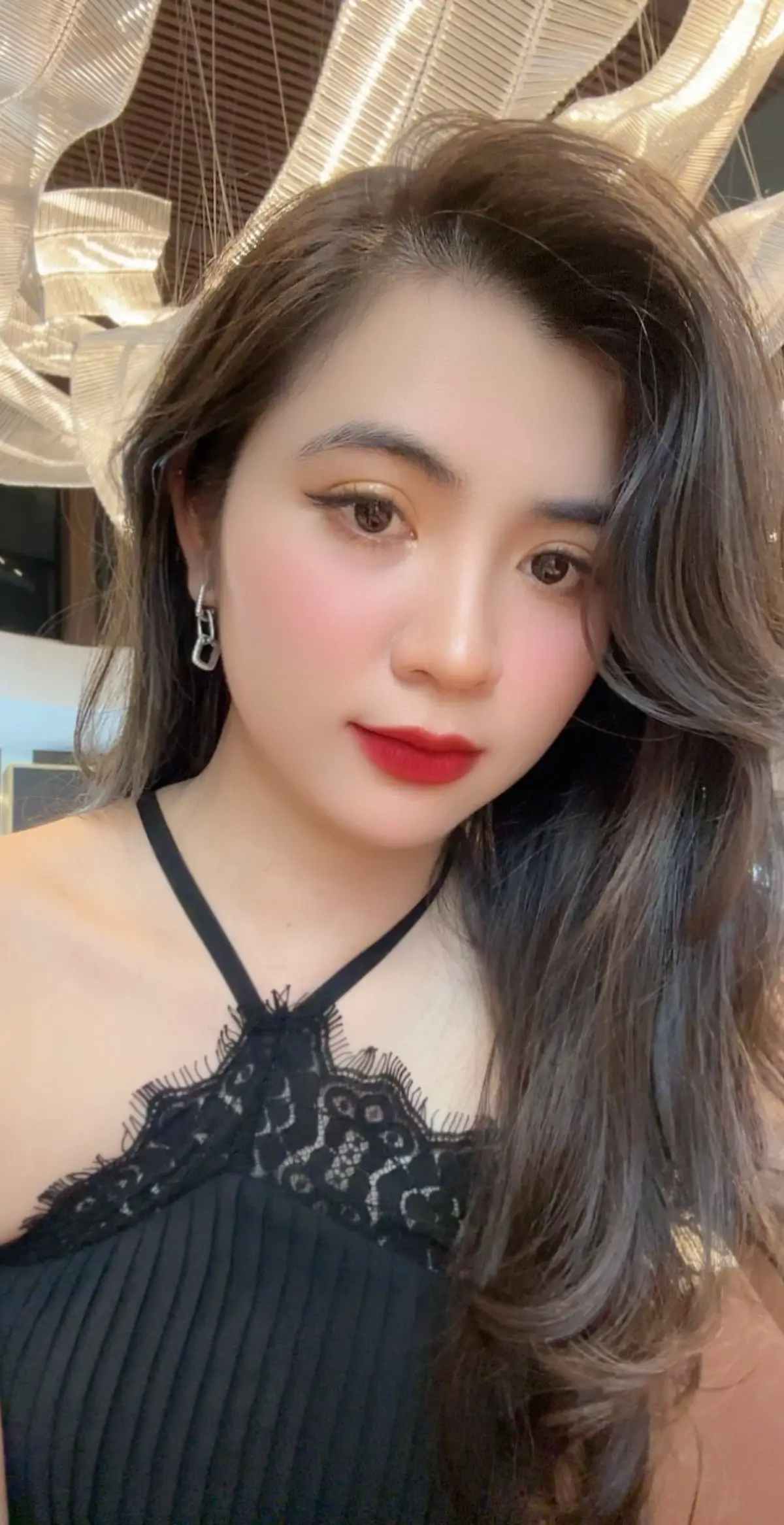 “Cho đến một ngày tôi chợt nhận ra: bản thân là sự kết hợp của một đứa trẻ không thèm lớn và một bà cô đã quá tuổi của mình” 🤪