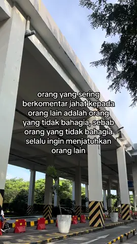 pentingnya intropeksi diri sebelum ngetik, “semakin lu berkoar koar menjelek jelek an orang lain, semakin terlihat kualitas dari diri lu sendiri, karena orang yang cerdas bakal fokus memperbaiki diri sendiri dan tidak peduli dengan urusan orang lain” cuih haha 😄 