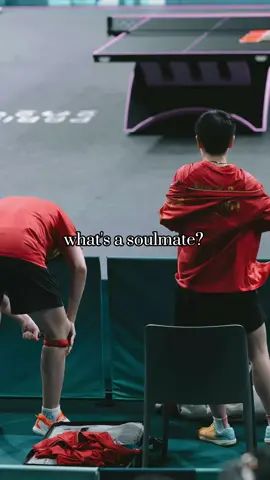 “Từ khi nào cô gái ấy trở thành người khiến bạn ổn định cảm xúc?  Rõ ràng đó là 1 pha bóng cận biên, nhưng trọng tài lại quyết định cho đối phương được điểm, bạn khiếu nại nhưng lại không có kết quả. Bạn bực bội, bạn nổi nóng, nhưng cô ấy lại đến gần bên bạn, vươn tay và vỗ lên hông bạn một cách nhẹ nhàng, và bạn lập tức tiêu tan lửa giận để bắt đầu một lần nữa. Cô gái ấy có sức mạnh kỳ diệu như vậy đấy, chỉ một giây thôi cũng khiến bạn tĩnh tâm được rồi. Người khác thấy bạn nhanh chóng trưởng thanh, nhưng bạn lại biết đó là công lao của cô gái ấy.  Thời kỳ tách đội khiến bạn đánh mất linh hồn, cấm thi đấu như muốn lấy đi mạng sống của bạn. Vẫn là cô ấy luôn ở bên cạnh bạn, cổ vũ bạn, hỗ trợ và đồng hành với bạn qua giai đoạn khó khăn ấy.  Bạn cũng đã từng nản lòng, từng dao động, từng hoài nghi chính bản thân. Nhưng may mắn là cô gái ấy luôn kiên định khẳng định bạn, cô ấy chưa bao giờ ngần ngại khen ngợi bạn, cô ấy nhìn thấy những ưu điểm của bạn mà đến chính bản thân bạn còn không nhận ra, cô ấy tin tưởng 1 ngày nào đó bạn sẽ tỏa sáng.  Nhìn thấy cô ấy đứng trên đỉnh cao, bạn cố gắng đuổi theo. Cuối cùng bạn cũng có thể đứng bên cạnh cô ấy.  Nếu con tim đã muốn hướng tới, thì ngại ngần gì những thử thách gian nan trên con đường dài phía trước. Paris thì gần nhưng tương lai thì lại rất xa. Chỉ có tình yêu chân thành mới có thể vượt qua năm tháng dài lâu.” Đây là một bình luận mình đọc được trên weibo tâm sự về hai bạn sau khi xem xong live hôm qua. Và thưực sự mình cảm thấy chủ thớt nói rất đúng 🫶 Mong mọi người hãy luôn ủng hộ VĐV Tôn Dĩnh Sa và VĐV Vương Sở Khâm thật nhiều ❤️ #CapCut #wangchuqin #sunyingsha #王楚钦 #孙颖莎 #王楚钦孙颖莎 #沙头 #沙头组合  Bản dịch này của tui có thể còn nhiều sai sót, mong mọi người thông cảm nhé 🤧