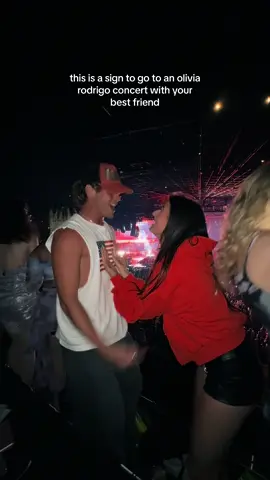 so much fun @nataliejanesings 😭 #oliviarodrigo #gutstour 