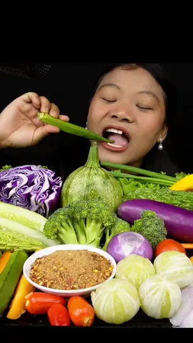 Raw veggies  #mukbang #asmr #eating #eatingshow #kwai #vegetable 