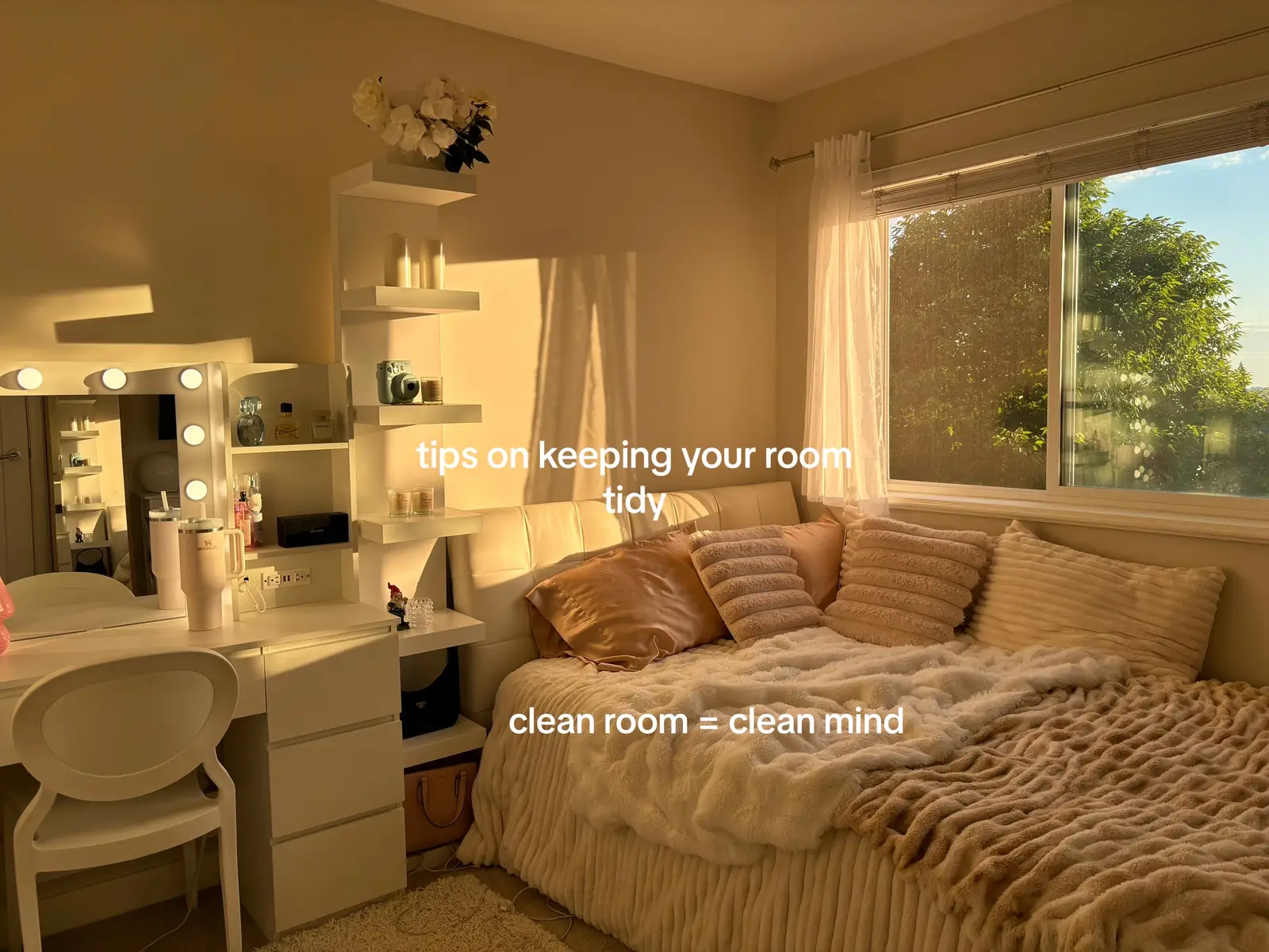 this is something i always prioritize, keeping your space clean helps with mental clarity and productivity!  #roominspoaesthetic #bedroomdecor #cleaningtiktok #roomtok #cozyvibes #RoomTour #cozy #bedroominspo #roomtourcheck #roominspo 