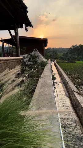 Cuaca akhir2 ini sedang berangin.. Kuningan jadi makin dingin 🤭👌 Tetap jaga kesehatan ya, semua.  #anginkumbang #kuninganasri #viramagir #privatestaycation #villakuningan #desarandobawagirang #foryou #foryourpage 