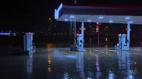 Nasty work… . . . . . . . . . . . . . . . . #gsxr750 #gsxr #nighttime #rainynight #rainy #motorcycle 
