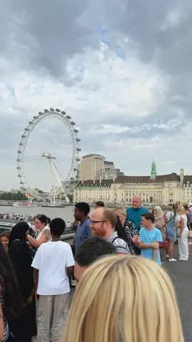 Ap logo ko kis tarah video pasnd h ? #london #viral #tiktok 