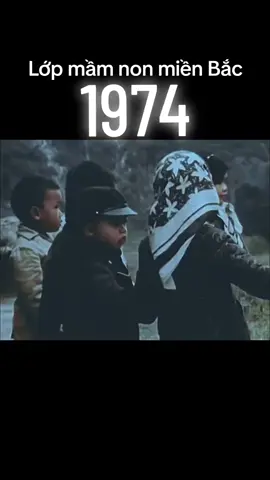 Một buổi học tại trường mầm non của các bé nhỏ ở miền bắc nước ta năm 1974. Giờ chắc các em cũng lên chức ông, bà hết rồi... #vietnam #lichsuvietnam #phungmanhtung 