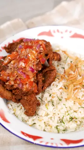 Nasi Daun Jeruk Kulit Goang 😭❤️💯 — Bahan :  Nasi Daun Jeruk : nasi 1-2 porsi 8 lembar daun jeruk 5 siung bawang putih cincang 1 sdm margarin 4 sdt kaldu jamur Sambal Goang : 5 pcs cabe rawit 5 siung bawang merah 1 siung bawang putih garam 1 sdt kaldu jamur 1/4 sdt gula minyak panas Bumbu Marinasi Kulit Ayam : 10 siung bawang putih 10 siung bawang merah 1 ruas jari kunyit 1 ruas jari jahe 300 g kulit ayam 1 sdt garam 1 sdm kaldu jamur 1/2 sdt merica bubuk 300 ml air — #masakdirumah #reseptiktok #resepsimple #resepnasidaunjeruk #resepkulitayam 