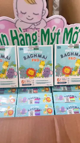 Men Sống Bạch Mai Pro 6 tỷ lợi khuẩn - Thế hệ mới nhất, cải tiến nhất của Men Sống Bạch Mai, ưu điểm vượt trội 5TRONG1 và chứa 6 tỷ lợi khuẩn. I. CÔNG DỤNG - Đề phòng và Hỗ trợ các vấn đề về rối loạn tiêu hóa như tiêu chảy, phân sống, đầy bụng, khó tiêu và táo bón - Bổ sung lợi khuẩn giúp cân bằng hệ vi sinh đường ruột - Giảm biếng ăn - kích thích ăn ngon - Giúp giảm tác dụng phụ khi sử dụng kháng sinh. - Hỗ trợ tăng cường miễn dịch và nâng cao sức đề kháng cơ thể, giúp phòng ngừa các bệnh do thay đổi thời tiết như viêm họng, viêm mũi dị ứng, cảm lạnh...giúp phục hồi sức khỏe sau ốm. - Hỗ trợ kích thích quá trình tiêu hóa và tăng khả năng hấp thu cho trẻ - Cải thiện và phục hồi hệ tiêu hóa - Hỗ trợ cải thiện những vấn đề rối loạn tiêu hoá do viêm đại tràng, hội chứng viêm ruột kích thích II. ƯU ĐIỂM NỔI BẬT  - Men sống Bạch Mai Pro là sản phẩm duy nhất trên thị trường chứa 3 chủng bào tử lợi khuẩn Bacillus Clausii, Bacillus Subtilis, Bacillus Coagulans đạt tiêu chuẩn của WHO. Dạng bào tử lợi khuẩn nên bền nhiệt, ổn định nên giữ nguyên số lượng khi đi qua môi trường axit dạ dày - Là Men vi sinh đầu tiên chứa 6 tỷ lợi khuẩn - GẤP 2 LẦN so với men vi sinh thông thường, NHÂN ĐÔI hiệu quả (Liều dùng giảm 1/2 - tác dụng nhanh hơn, chỉ cần dùng 1 ống/ngày) - Ngoài 6 tỷ lợi khuẩn chủng Bacillis, Dòng Pro còn được bổ sung thêm Kẽm gluconat, nguyên tố vi lượng hàng đầu giúp bé ăn ngon miệng, khắc phục tình trạng biếng ăn, suy dinh dưỡng. Đặc biệt NeoGOS-P70 là chất xơ thế hệ mới giúp cải thiện tình trạng táo bón, tăng cường chức năng tiêu hóa, khả năng hấp thu và thành phần Immunepath IP (5mg) giúp tăng cường hệ miễn dịch - HIỆU QUẢ VƯỢT TRỘI 5TRONG1: Phòng & Giảm rối loạn tiêu hóa - Cân bằng vi sinh đường ruột - Giảm biếng ăn, Kích thích ăn ngon - Tăng cường miễn dịch - Tăng khả năng hấp thu - AN TOÀN cho bé từ 6 tháng tuổi III. THÀNH PHẦN Trong 10ml (1 ống) chứa: - 6 tỷ (6 x 10ˆ9) bào tử lợi khuẩn Bacillus subtilis, Bacillus clausii, Bacillus coagulans - Neogos-P70: 10mg - Kẽm gluconate: 10mg (tương đương 1,43mg kẽm) - Immunepath-IP: 5mg (Chiết xuất từ vách tế bào Lactobacillus paracasei) - Nước cất vừa đủ 10 ml V. CÁCH DÙNG Lắc kỹ trước khi uống. Uống trước hoặc sau khi ăn. Dùng trực tiếp hoặc pha với sữa, nước trái cây, nhiệt độ nước dưới 40ºC.  - Trẻ từ 6 tháng - 1 tuổi: Uống 10ml/lần*1 lần/ngày - Trẻ từ 1 tuổi - 6 tuổi: Uống 10ml/lần*1 lần/ngày - Trẻ từ 6 tuổi trở lên và người lớn: Uống 10ml/lần*2 lần/ngày - Sử dụng liên tục từ 1-3 tháng hoặc dài hơn (tùy theo thể trạng và mức độ đáp ứng của cơ thể) để đạt được hiệu quả tốt nhất QUY CÁCH ĐÓNG GÓI: Hộp 15 ống, 10ml/ ống. Màu trắng đục, không mùi, vị ngọt nhẹ gần như nước lọc, cực kì dễ uống.  HẠN SỬ DỤNG: 2 năm kể từ ngày sản xuất. BẢO QUẢN: nơi khô ráo, thoáng mát, tránh ánh#thinhhanh #xuhuongtiktok 