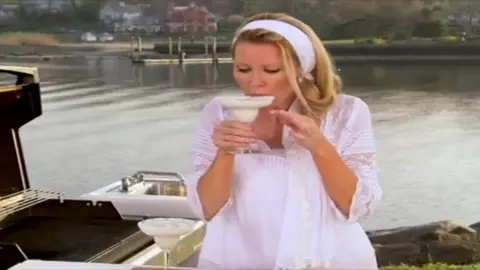 Have you ever wanted to get so drunk you forget your own name? Sandra Lee’s free-pour coconut margarita has you covered 🥥🥴😂🤣 I also added a little Trailer Park Boys mashup for impact 🤣 #sandralee #semihomemade #trailerparkboys #camp #campy #kitsch #kitschy #cocktails #cocktailrecipes #throwback #nostalgia 