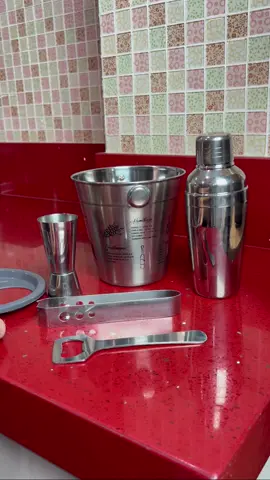 O Kit Bar 5 Peças é ideal para você que gosta de preparar seus drinks de forma profissional. É composto por: 1 coqueleteira, 1 abridor de garrafa, 1 pegador, 1 dosador e 1 balde de gelo. Esse kit é prático e funcional, pois, além de todos os itens, o balde possui uma tampa que acopla todos os itens, sendo muito mais fácil de armazenar. Adquira o seu agora mesmo! #kitbar #coqueteleira #drinks