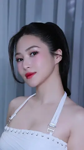 “Vẻ đẹp bắt đầu vào khoảnh khắc bạn quyết định được là chính mình”