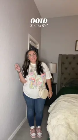OOTD for a quick basketball game.  #graphictee #dunks #plussizefashion #plussizemom #plussizeootd #toddlermom #girlmom  Shirt: @American Eagle  Pants: @Old Navy Official  Purse: @target 