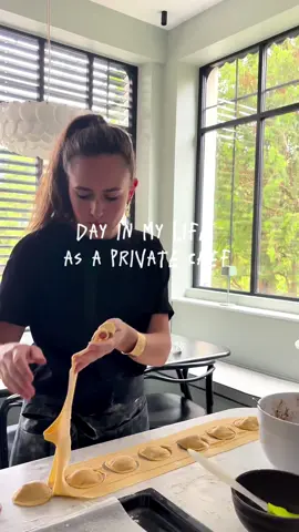 A Day in My Life as a Private Chef 👩‍🍳🔪 Maintenant que je vous ai donné tous mes secrets pour de bons raviolis, je vous partage la recette de mon beurre monté au sumac 🤤 • 200 g d’eau • 125 g de beurre • 1 c. à café de sumac  Il suffit de faire bouillir 200 g d’eau salée, puis d’ajouter une gousse d’ail. Lorsque l’eau bout, ajoutez le beurre, le jus de citron, le sumac, et mélangez. Une fois que le beurre est prêt, faites cuire les raviolis 2 minutes dans de l’eau bouillante et 1 minute dans le beurre 😍 Dressez avec du basilic frais et dégustez ! Ps : as-tu trouvé ce j’allais préparer à mes clients au goûter ? 🙈  #privatechef #cuisine #homadepasta #pastas #freshpasta #cooking #sumac #beurre #pastalover #italianfood #ravioli 