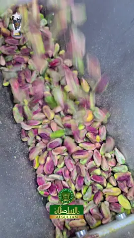 المعمول بالفستق 😋عزيز القوم بين أفراد الحلويات الشرقية 😍 لما تزورنا خلونا نضيفكم معمول بالفستق 😉☺️ Fıstıklı Mamül 😋 sevgili halkın sevilen doğu tatlıların arasında 😍 Bizi ziyaret ettiğinizde Fıstıklı mamulü’de sizlere ekleyelim 😉☺️ #Sultan_Tatlısı #Sultan حلويات_السلطان_العالمية 🥇👑 #Fatih 905523223102 #Başakşehir 905312656637 #Beylikdüzü 905527386991 #Fatih #Yusufpaşa tramvay durağında 905060414425 #AkBatı AVM Şubesi 905011085100