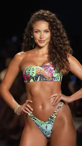 Super desfile de moda as mais lindas modelos do mundo, desfilando na passarela fashion no Brasil e EUA Miami - 21