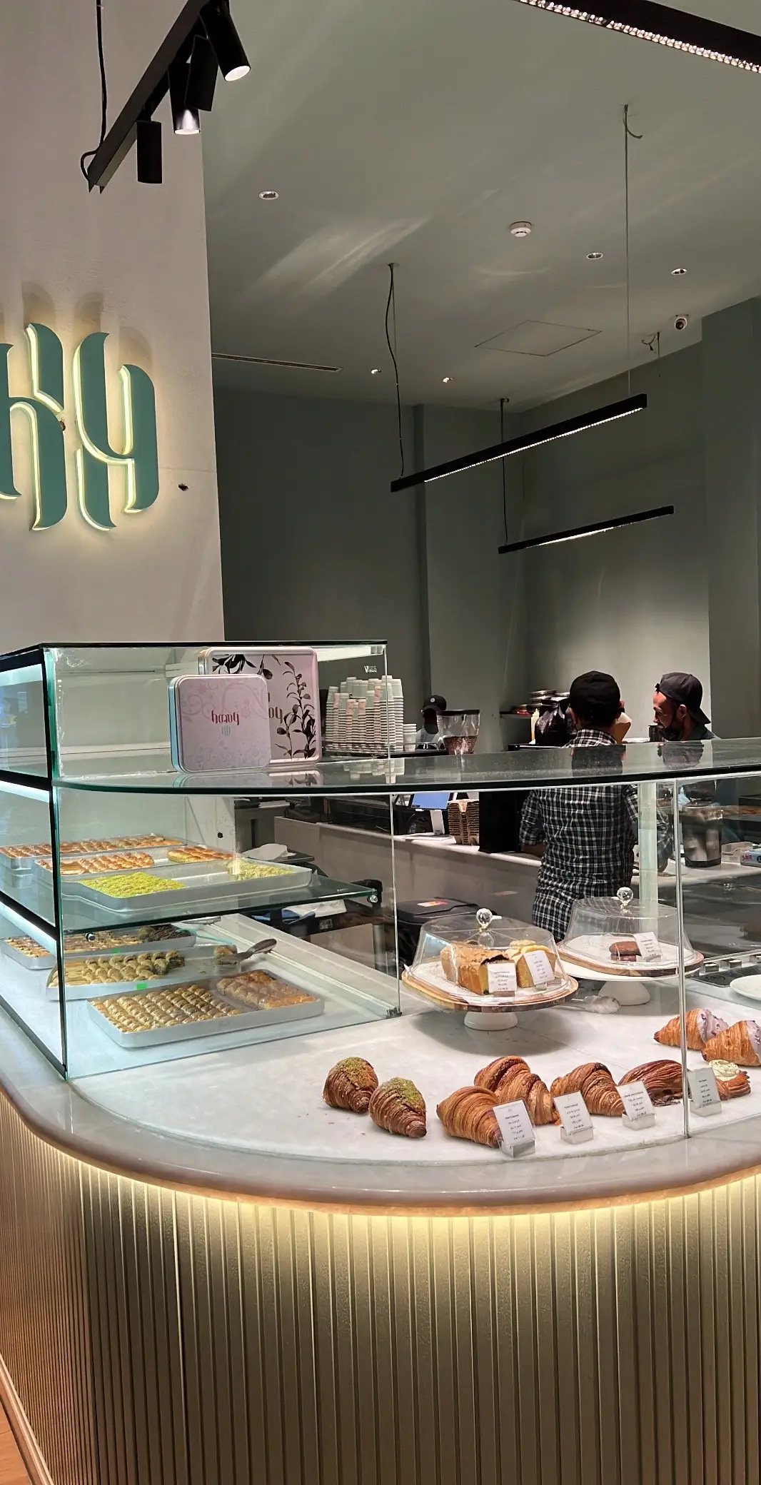 توني اكتشف ان روحتي ل أبها كلها كوفيهات 🦦 #ابها #your_coffee #ترند #تصويري 