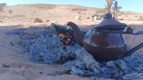 التاي على الجمر 😍 #الشاي #تاي #صحراوي #تندوف #تاي_صحراوي #الجزائر #الصحراء #algerie🇩🇿 #algeria #viral #foryoupage #foryou #fypシ゚viral 