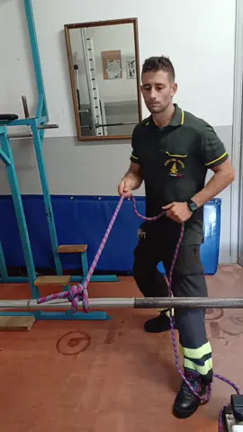 Clove hitch with a hand 💪🏻👨‍🚒 #clovehitch #knot #vigilidelfuoco #fireman #firefighter #rope #bomberos #rescue #gym 
