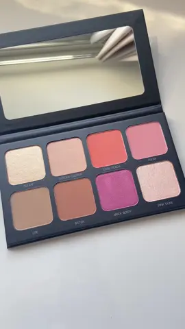 FACE PALETTE - OCÉANE EDITION ✨ Paleta multifuncional da @Océane vem com objetivo de ser uma única paleta para contornar, bronzear, corar e iluminar! A fórmula desse produto é pigmentada na medida e macia, o que permite aplicar com facilidade! Possuem 4 tons cintilantes e 4 tons mattes! O tom Golden Cooper é a princípio um bronzer levemente cintilante, mas após a primeira aplicação ele perde um pouco a cintilância e fica um bronzer acetinado.  Trouxe comparação das cores com a paleta Face It All da antiga Linha Mariana Saad! Sinto a fórmula da nova paleta da Océane Edition melhor (menos seca) e mais fácil de trabalhar (não mancha)! Apesar de ter pessoalmente amado essa paleta, sei que ela não atende todos os tons de pele! Acho que vale uma segunda versão com tons mais escuros! ❤️ #oceane #oceaneedition #facepalette #makeup #foryou #fy