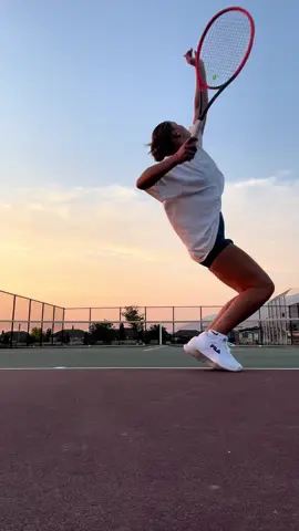 It’s peaceful at sunset 🌅                   #foryoupage #fyp #outfit #tennis #tennisplayer #sunset #serve #shoes 