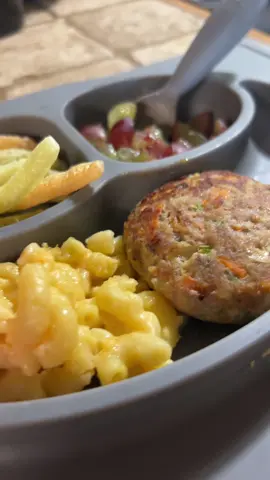 Got a requested for another “hidden” veggie recipe.  Turkey or chicken burgers are bomb! Specially with some truffle mac and cheese. This recipe is for babies 7m+ and toddlers.  #toddler #baby #momfyp #lunch #dinner #toddlermealideas #blw #babyledweaning #babyledweaningideas #babyfood #babyfoodrecipes #mealprepideas #momfollowparty #simplerecipe #healthyrecipes 