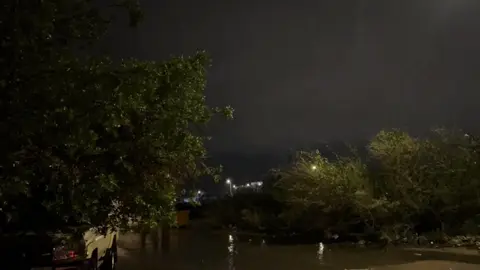 يومها بين ايديني والغلا عادي و يوم قفت تفجر حبها فيني! @𝘯 𝘣 𝘲 #حمد_السعيد_بوح_شعر #حمد_السعيد #قصيد #شعروقصايد #شعراء #هواجيس #شاعر #اكسبلورexplo #قصيده #اشعار #foryoupage #fffffffffffyyyyyyyyyyypppppppppppp #قلبي #لايكات 