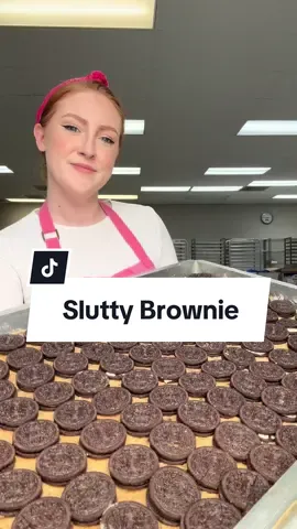 Giant Slutty Brownie 🍪🍫 chocolate chip cookie dough, oreos AND fudgey brownie!  #sluttybrownie #brownie #bar #cookies #baking #baker 