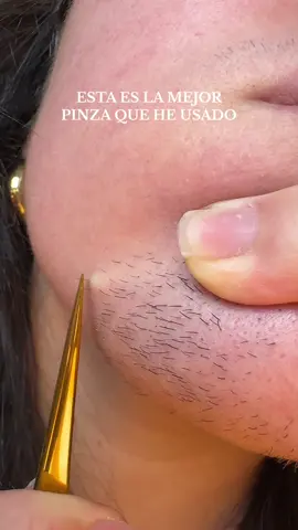 La mejor pinza para depilar los vellos en la barbilla son las Chazón Tweezers 🙌🏻🤩💖✨ llevo 16 años depilandome y nunca habia sido tan facil.  Disfruto muchismo de mis rutinas y si hay pelo ellas lo remueven axilas, bigote, cejas y hasta las piernas! Ps. Link esta en la bio 💫 #facialhairremoval #forwomen #chazontweezers #pinzaschazon #chinhair #routine #depilaciondefinitiva #depilacionconpinzas #vellofacial #inseguridades 
