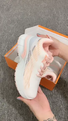 Sepatu cantik buat olahraga  #veranevada #sepatuolahraga #sepatuwanita #sepatuimport #sneakers 