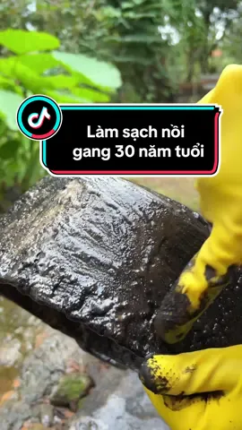 Bữa có bạn đố mình tẩy trắng, làm sạch được cái nồi nấu bếp củi, thì nay mình sẽ làm sạch cái nồi gang hơn 30 năm tuổi xem kết quả thế nào nha #taydannang #tayxoongnoi #taynhabep #trangbazan #fyp #viral 