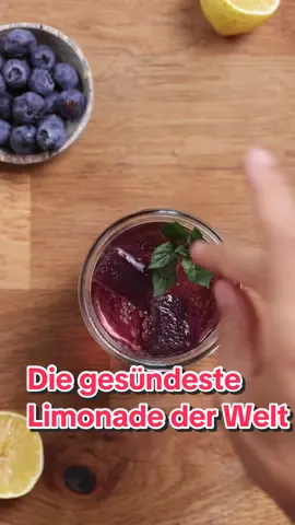Die gesündeste Limonade der Welt ! :) Einfach & schnell vorbereitet & super erfrischend :) Perfekt für die aktuell so heißen Tage! Zutaten für eine Form 500ml Wasser Eine Handvoll frische Minze 2 Scheiben Zitrone 100g Blaubeeren  50g Datteln  Prise Salz  So gehts: Ganz einfach alle Zutaten in den Mixer geben, anschließend durch ein Sieb füllen & den fertigen Drink in eine Eiswürfelform geben.  Dann nach Lust & Laune mit Sprudelwasser oder stillem Wasser aufgießen & genießen :) Viel Vergnügen Euer Gian #gesunderezepte #limonade #lecker #gesundeernährung 