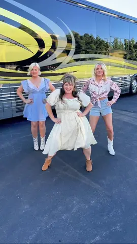 Just 3 Queens that don’t put up with no jokers 🃏…..Had so much Fun with my sweet friends @Tigirlily Gold rockin’ out to this one tonight! ❤️ Dc: @🇦🇱Silvana 🇩🇪  #country #concert #tigirlilygold #Leroy #callLeroy 
