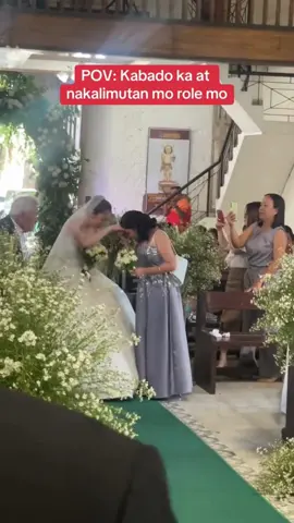 SINO’NG MAS KABADO? 👰 Sa isang kasalan sa Southern Leyte, mukhang nakalimutan ng isang wedding proxy ang kaniyang role dahil sa sobrang kaba! Imbes na magbe-bless ang bride na si Melodie sa kaniyang ate na si Mecca bilang wedding proxy, ang ate niya nga ang nag-bless sa bride. Sobrang aliw raw ang moment na iyon kaya’t napatawa ang mga pumunta sa nasabing kasal at patok din ito sa mga nakapanood online. Courtesy: Gabs Pineda