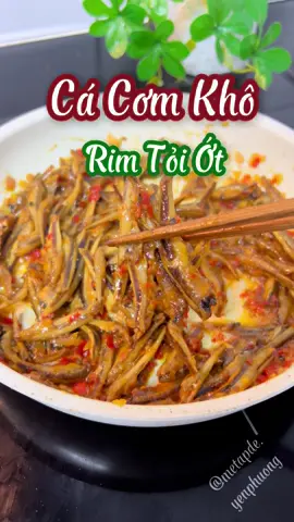 Chỉ với 15k cá cơm khô là có ngay một món mặn siêu bắt cơm. Một thời sinh viên đáng nhớ! 🥰 #metapde #monngonmoingay #comnha #cacomrimtoiot #food #cooking 