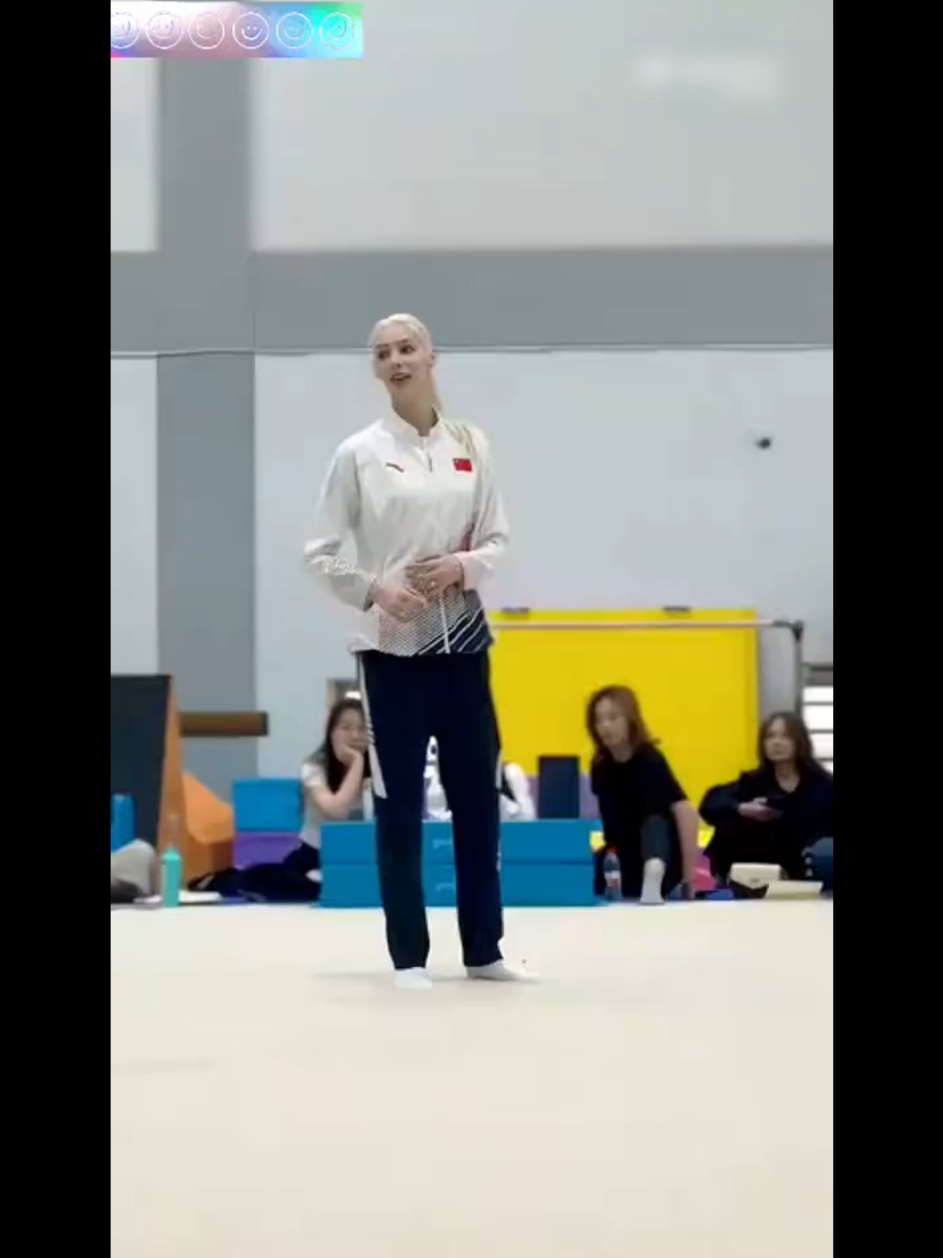 俄罗斯教练动作示范太美了 看起来简单的一个动作，背后却是扎实的基本功。#阿纳斯塔西娅·布利兹纽克  Russian coach #AnastasiaBliznyuk demonstrates the move beautifully. What seems like a simple motion is actually built on a foundation of solid fundamentals. #Paris2024 #Olympics