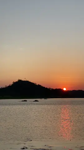 Pertama kali kesini dan bener-bener ga percaya di cirebon ada tempat sunset sebagus ini 📍setu patok-mundu cirebon  #sunset #setupatokcirebon #setupatok #cirebon #cirebontiktok #cirebonpride🏴‍☠️ #cirebonjeh #cirebonviral #wisatacirebon #cirebonhits #fypシ゚viral #fyppppppppppppppppppppppp #xyzbca #4u #tiktokimpacts 