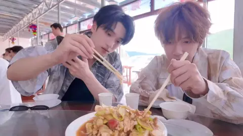 =)))) ai ai đang ngồi cạnh nhau ăn cơm z taaa #tuonglam #xianglin #翔霖 #fyp #xh #xuhuong 