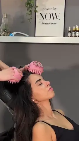 ⭐️ Who wants the same massage ? 😍 #asmr #asmrsounds #asmrvideo #asmrtiktoks #massage #massagetherapy #foryou #foryourpage #soin #soinvisage #soincheveux #soindelapeau #viral #viralvideo #satisfying #satisfyingvideo #relax #relaxingvideos #relaxing