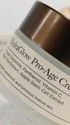 muncul tanda tanda penuaan dini bisa lebih cepat muncul kalau tidak merawat kulit dengan tepat. Aku spill moisturizer yang bisa menjaga skin barrier sekaligus melindungi dari tanda penuaan dini, Amura HydraGlow Pro-Age Cream @amurabeautycare ✨ #skincare #skincarekulitdewasa 
