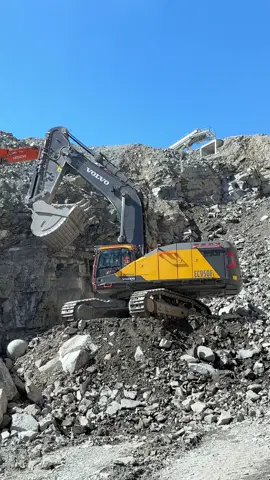 Volvo EC950FL  Cleaning and leveling the loading zone regularly, is keeping it safe and stable and helps maximizing efficiency, especially when working on blasted rock 🧨 #volvoconstruction #excavator #quarry #steinbruch #heavyduty #bigiron #earthmoving 