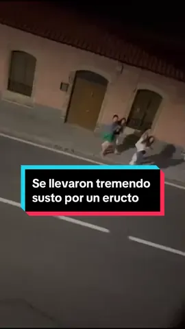 #Tendencias 😅👻 Imagínate ir caminando por la calle y ser asustada o asustado por un eructo. Un joven en su ventana decidió hacer esta broma a un grupo de chicas que caminaban de noche. Por el tremendo susto se fueron corriendo.                                    #broma #viral #parati #fyp #fyi 