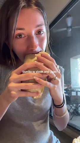 If you’re new here, I don’t like spilling  @Chipotle #eatwithme #mukbang #chipotle #burrito #jellybeansweets 